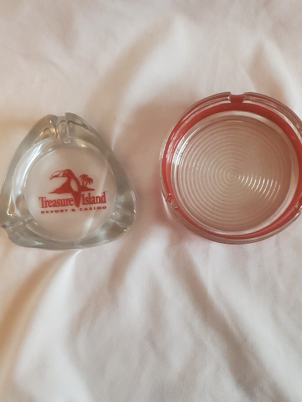 Riveria Delmonico & Treasure Island Vtg Clear Ashtrays Red Logo Trinket Bowls
